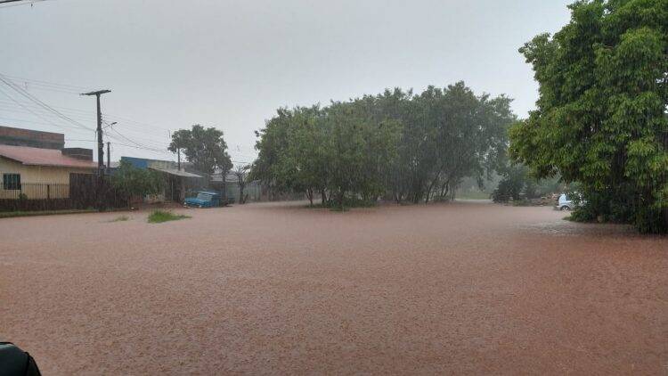 Chuva causa alagamentos em Foz do Iguaçu