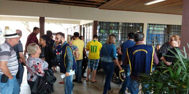 Iguaçuenses enfrentam fila para votar