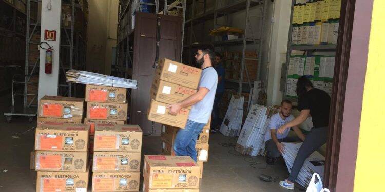 Justiça Eleitoral inicia transporte das urnas para os locais de votação em Foz