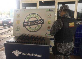Receita apreende simulacros e eletrônicos na Ponte da Amizade