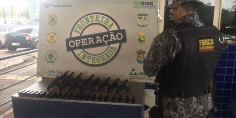 Receita apreende simulacros e eletrônicos na Ponte da Amizade