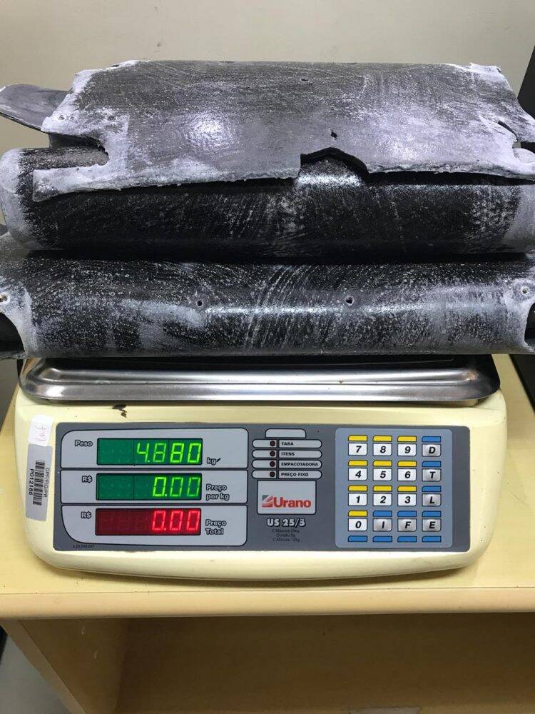 Homem russo é preso com cocaína no aeroporto de Foz do Iguaçu.