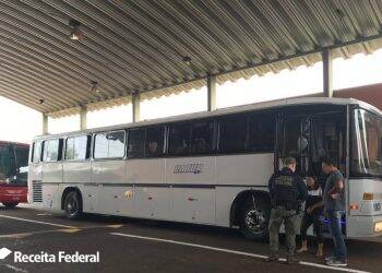 Ação na BR-277 apreende comboio de seis ônibus carregados com mercadorias