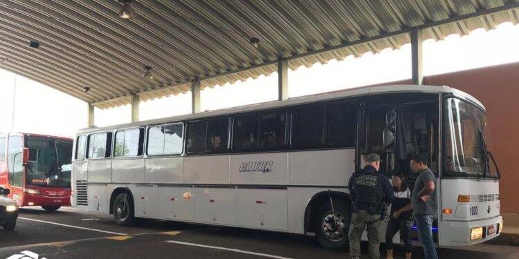 Ação na BR-277 apreende comboio de seis ônibus carregados com mercadorias
