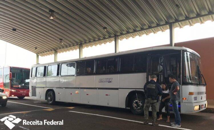 Ação na BR-277 apreende comboio de seis ônibus carregados com mercadorias