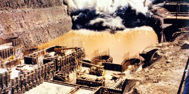 História: explosão do Canal de Desvio de Itaipu completa 40 anos