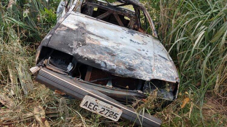 Crânio humano é encontrado em veículo carbonizado