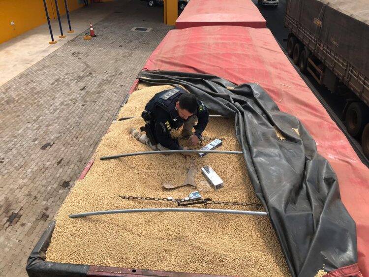 PRF apreende bitrem carregado de cigarros contrabandeados em Toledo