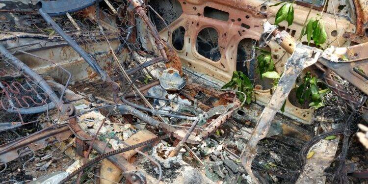 Crânio humano é encontrado em veículo carbonizado