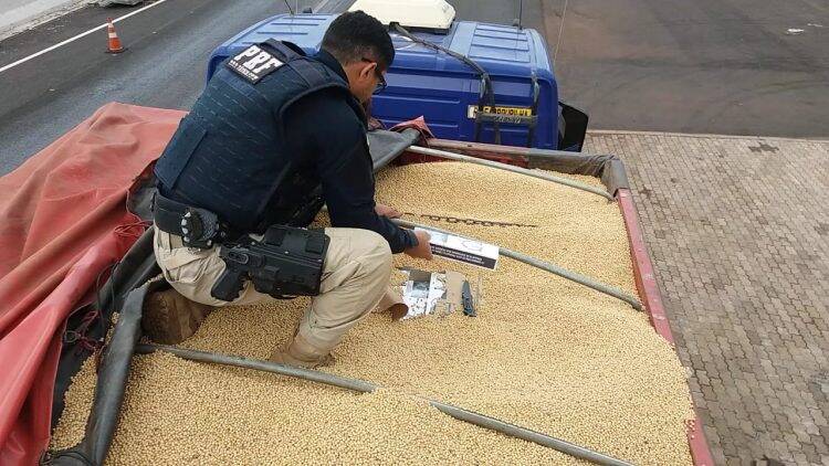 PRF apreende bitrem carregado de cigarros contrabandeados em Toledo