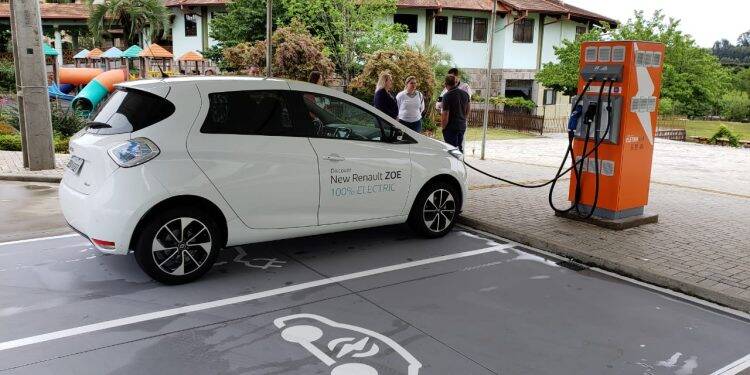 Instalado quarto eletroposto da Copel e Itaipu na BR-277