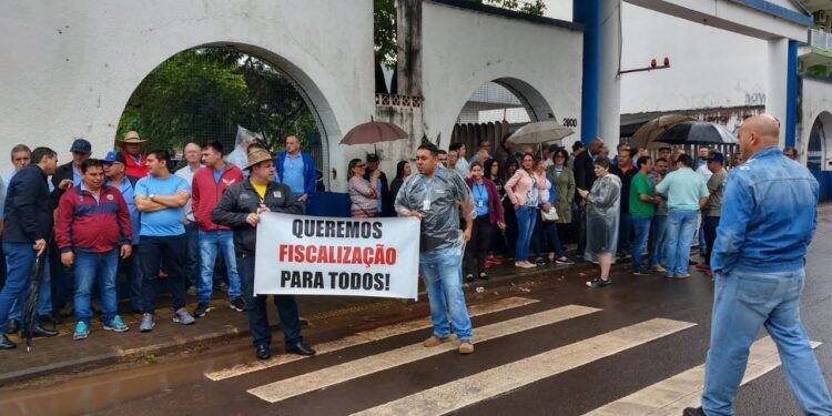 Manifestação pede fiscalização do Foztrans aos aplicativos de transporte
