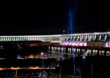 Barragem de Itaipu iluminada para o Outubro Rosa