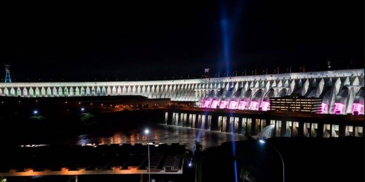 Barragem de Itaipu iluminada para o Outubro Rosa