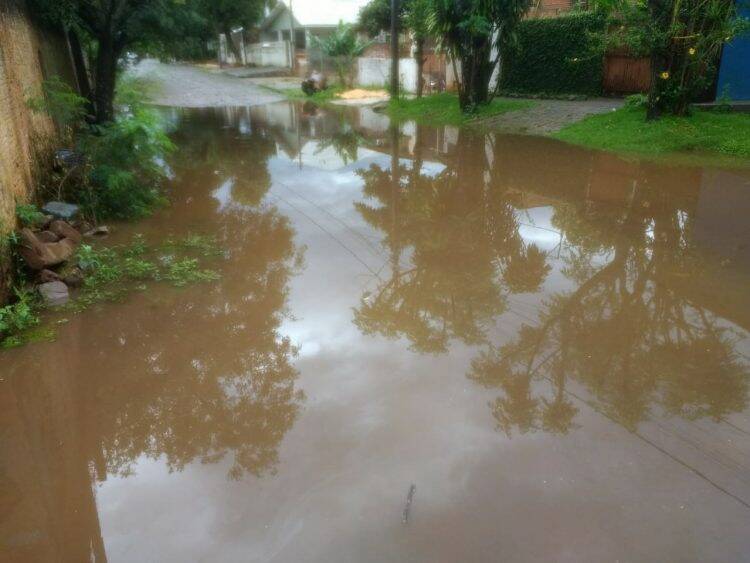 Chuva alaga ruas em Foz do Iguaçu