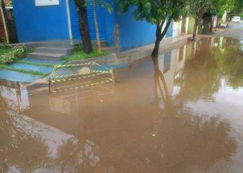 Chuva alaga ruas em Foz do Iguaçu