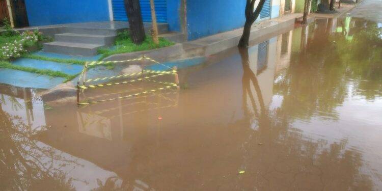 Chuva alaga ruas em Foz do Iguaçu
