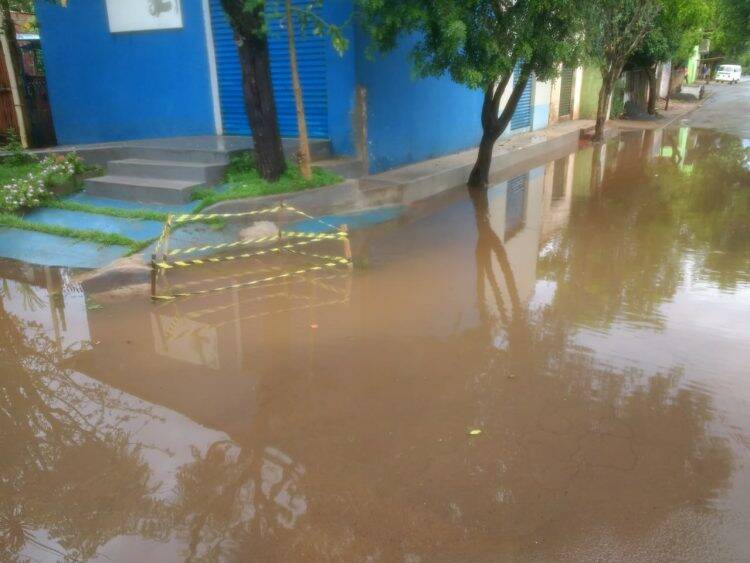 Chuva alaga ruas em Foz do Iguaçu