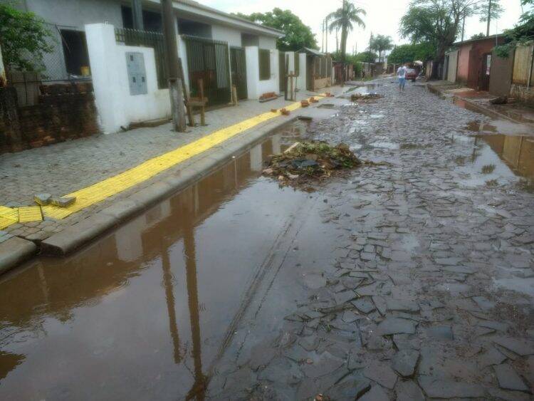 Chuva alaga ruas em Foz do Iguaçu