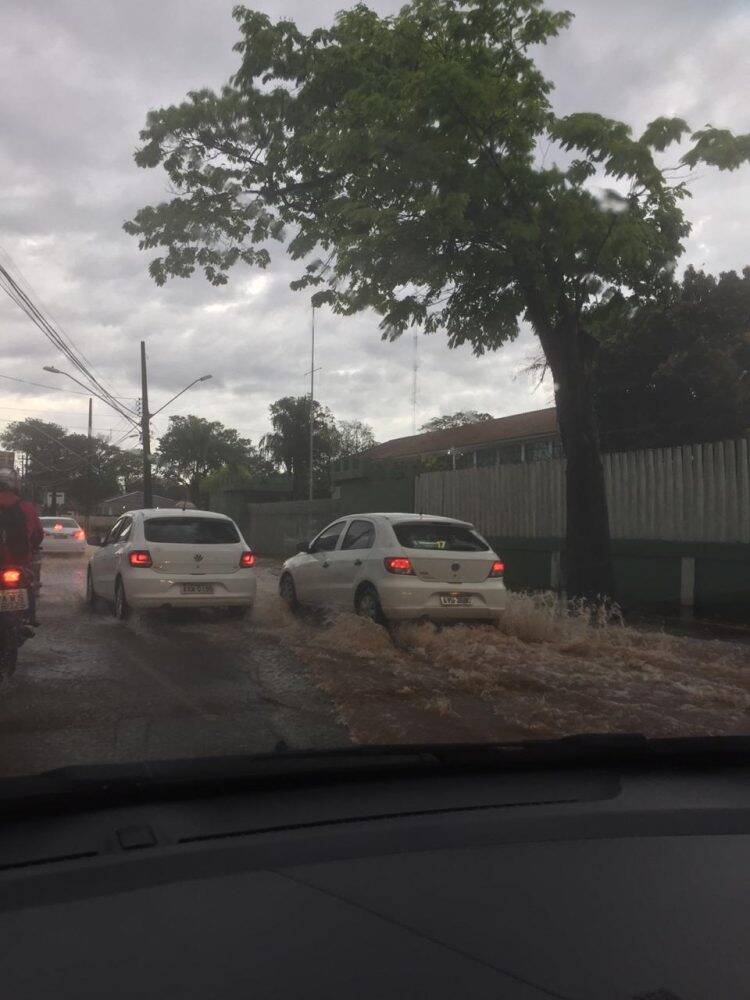 Chuva alaga ruas em Foz do Iguaçu