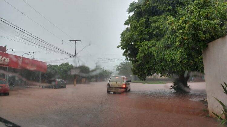 Chuva causa alagamentos em Foz do Iguaçu