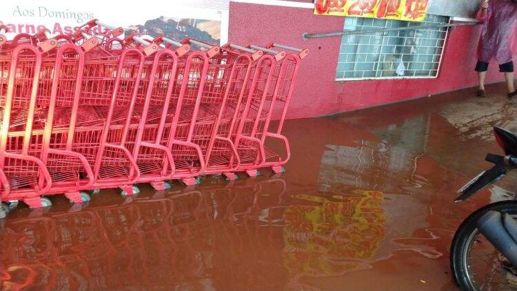 Chuva causa alagamentos em Foz do Iguaçu