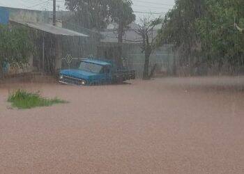 Chuva causa alagamentos em Foz do Iguaçu