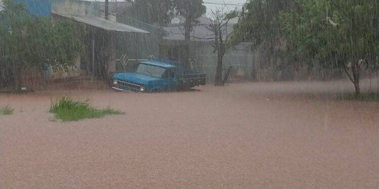 Chuva causa alagamentos em Foz do Iguaçu