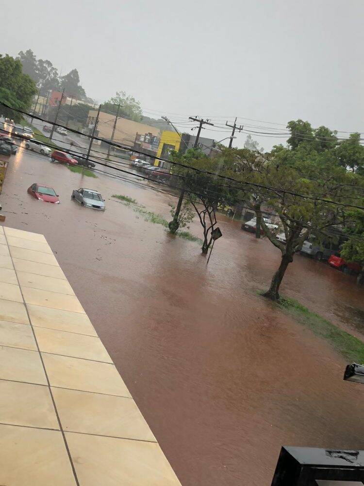 Chuva causa alagamentos em Foz do Iguaçu