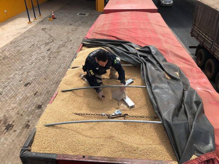 PRF apreende bitrem carregado de cigarros contrabandeados em Toledo