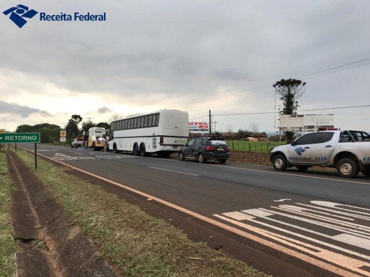 Ação na BR-277 apreende comboio de seis ônibus carregados com mercadorias