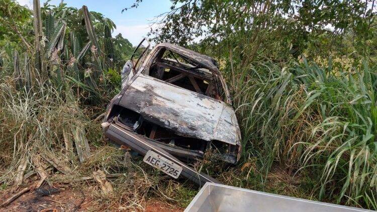 Crânio humano é encontrado em veículo carbonizado