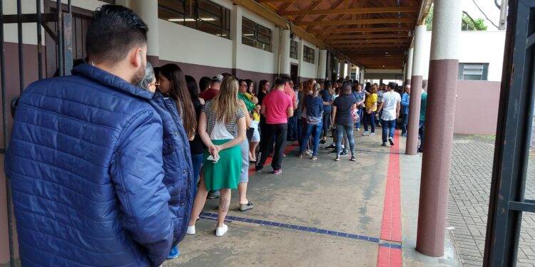 Iguaçuenses enfrentam fila para votar