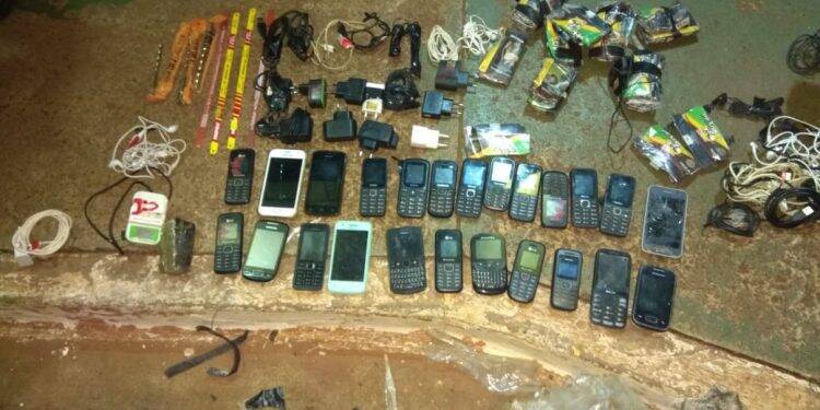 Polícia apreende celulares, maconha, serras e brocas que seriam jogados para a PEFII