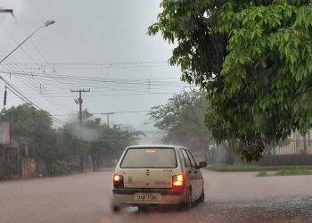 Chuva causa alagamentos em Foz do Iguaçu