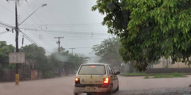 Chuva causa alagamentos em Foz do Iguaçu