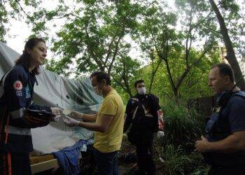 Morador de rua é encontrado morto em terreno baldio
