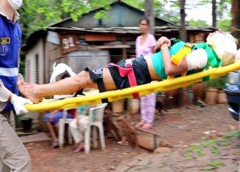 Mulher é agredida à golpe de facão dentro de casa