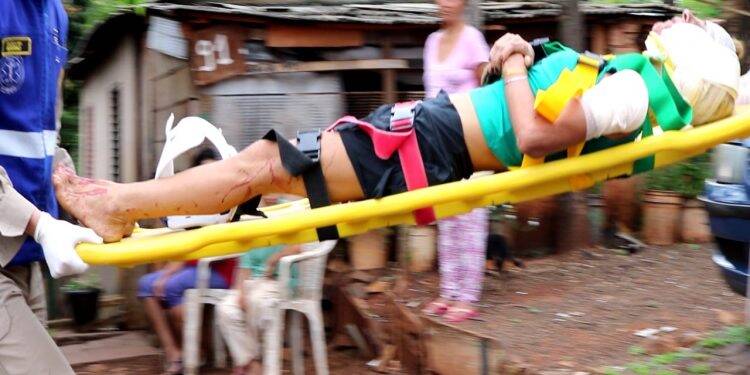 Mulher é agredida à golpe de facão dentro de casa