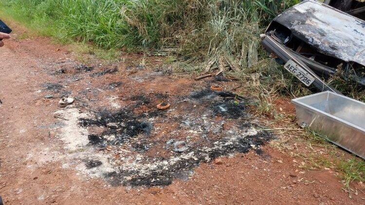 Crânio humano é encontrado em veículo carbonizado