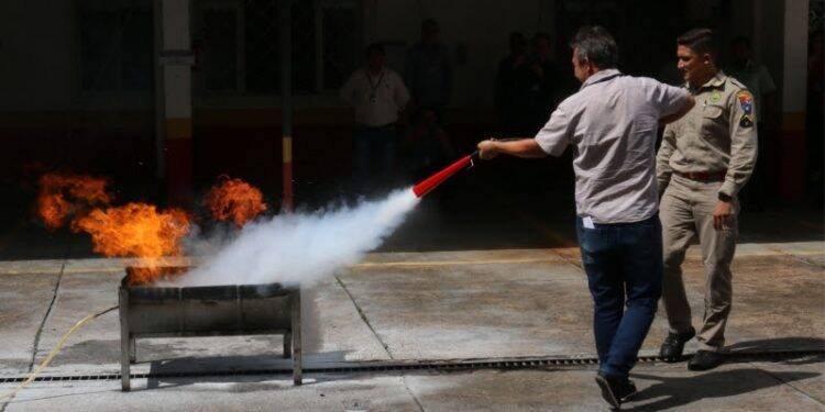 Funcionários da Câmara recebem treinamento contra incêndio