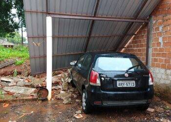 Muro de creche cai em carro no Jardim Niterói