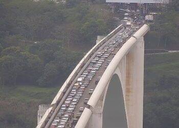Manifestação no lado paraguaio deixa trânsito lento na Ponte da Amizade