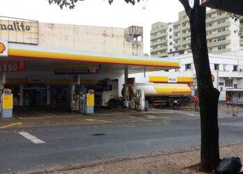 Vazamento de combustível em posto interdita ruas do centro de Foz