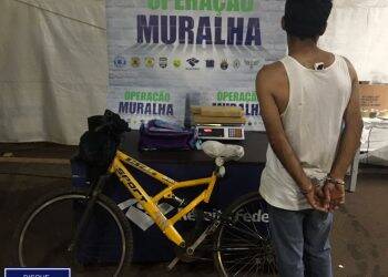 Ciclista em alta velocidade tenta passar barreira policial com maconha