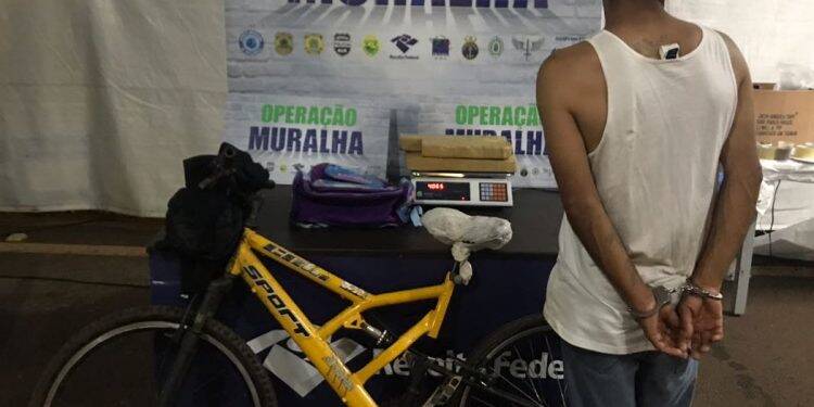 Ciclista em alta velocidade tenta passar barreira policial com maconha