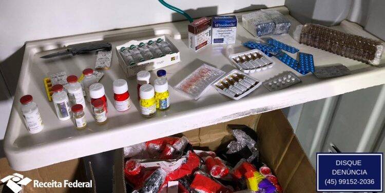 Mais de R$ 290 mil em medicamentos foram encontrados em ambulância oficial retida pela Receita Federal