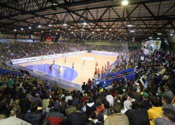 Foz Cataratas com apoio da torcida busca vaga na final