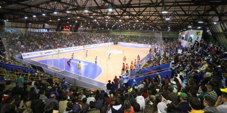 Foz Cataratas com apoio da torcida busca vaga na final