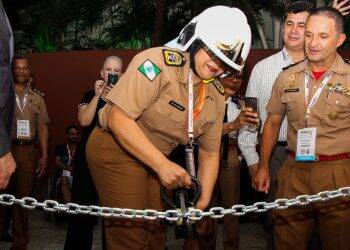 Bombeiros conhecem equipamentos e técnicas para aperfeiçoar atendimento